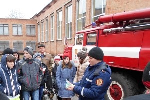 Полтавская область: во время акции спасатели учили школьников правил безопасности жизнедеятельности