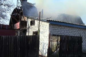 Киев: пожарные ликвидировали 2 пожара в гаражах и спасли автомобиль