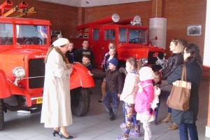 Киев: спасатели провели для школьников экскурсии в музей пожарной техники