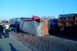 Киев: спасатели оказали помощь по освобождению пострадавшего и тела погибшего в ДТП