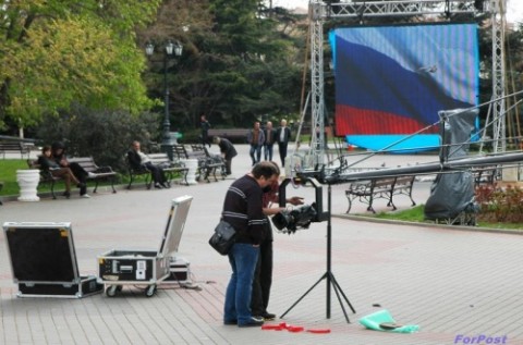 На Приморском бульваре в Севастополе полным ходом идет монтаж аппаратуры для прямого эфира с Путиным
