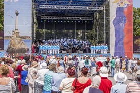 Над главной площадью Севастополя в честь Дня славянской письменности и культуры прозвучало монументальное «Славься!»