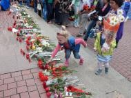 Тысячи цветов с именами предков, погибших в Великой Отечественной войне, легли к Мемориалу героическим защитникам Севастополя