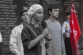 Жители Севастополя принесли к Вечному огню "Цветок жизни"
