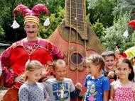 Партия Великое Отечество подарила севастопольскому эко-парку «Лукоморье» скульптурную композицию, посвященную русским народным инструментам