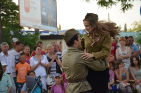 Военный вальс в День семьи. Напоминание о единстве