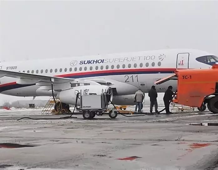 Superjet 100 повредил крыло, ударившись из-за гололеда о мачту освещения в "Домодедово"