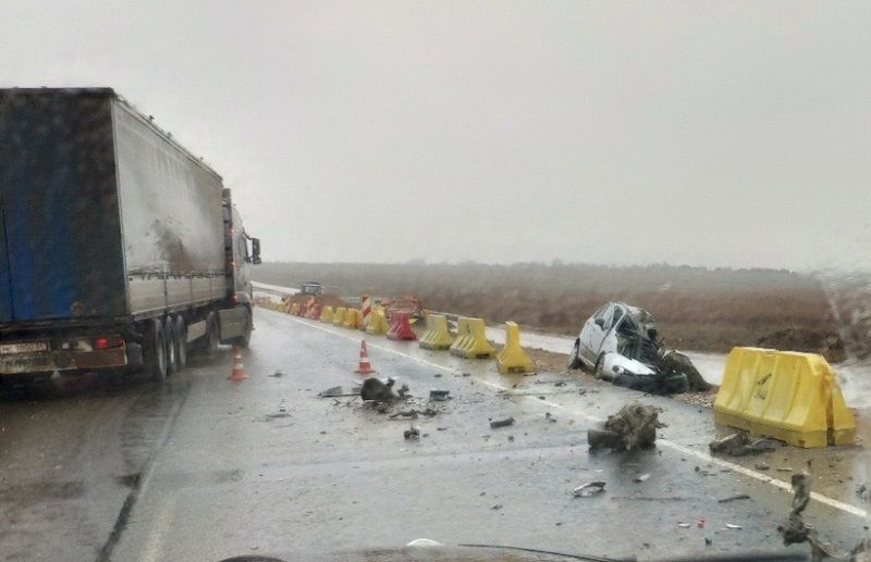 В ужасной аварии на Тавриде разорвало легковушку