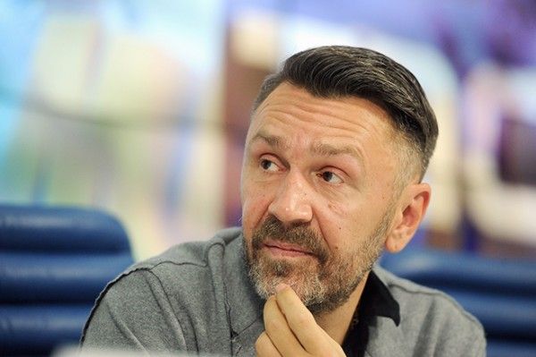 Шнуров написал сатирическое стихотворение о падении реальных доходов россиян (СКРИН)