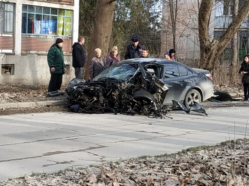 В Крыму разогнавшийся бумер разнесло от удара в дерево