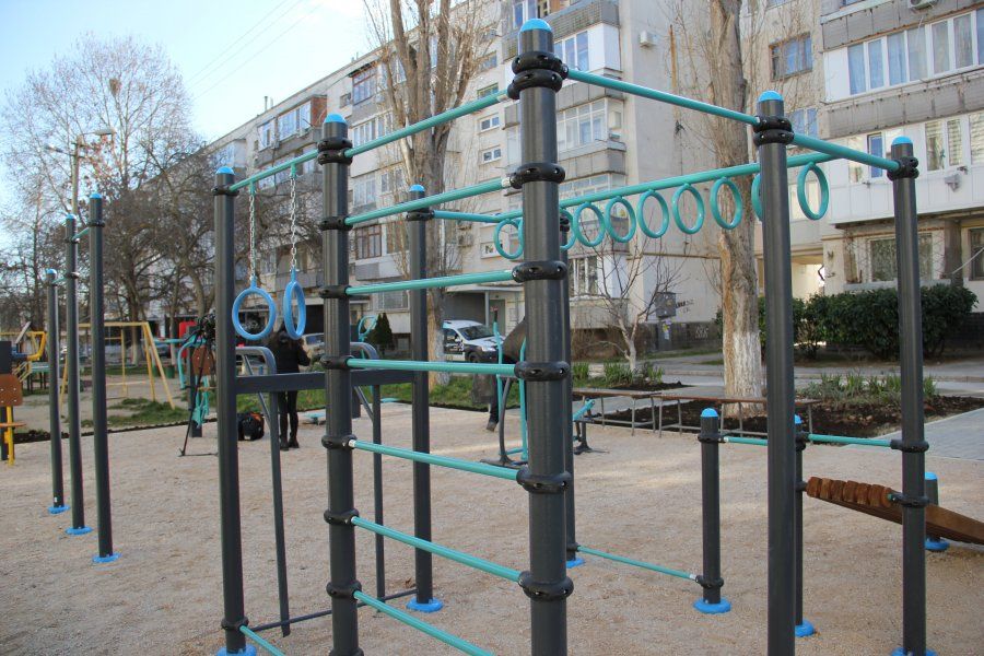 «Мой двор» в Севастополе: жители улицы Бориса Михайлова получили новую спортплощадку