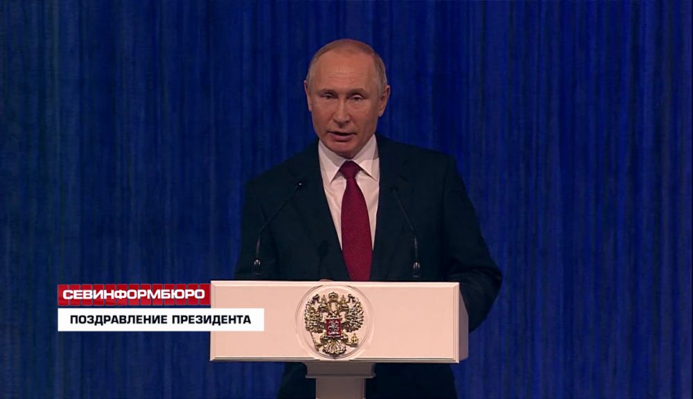 Владимир Путин поздравил защитников Отечества на торжественном вечере в Кремлёвском дворце