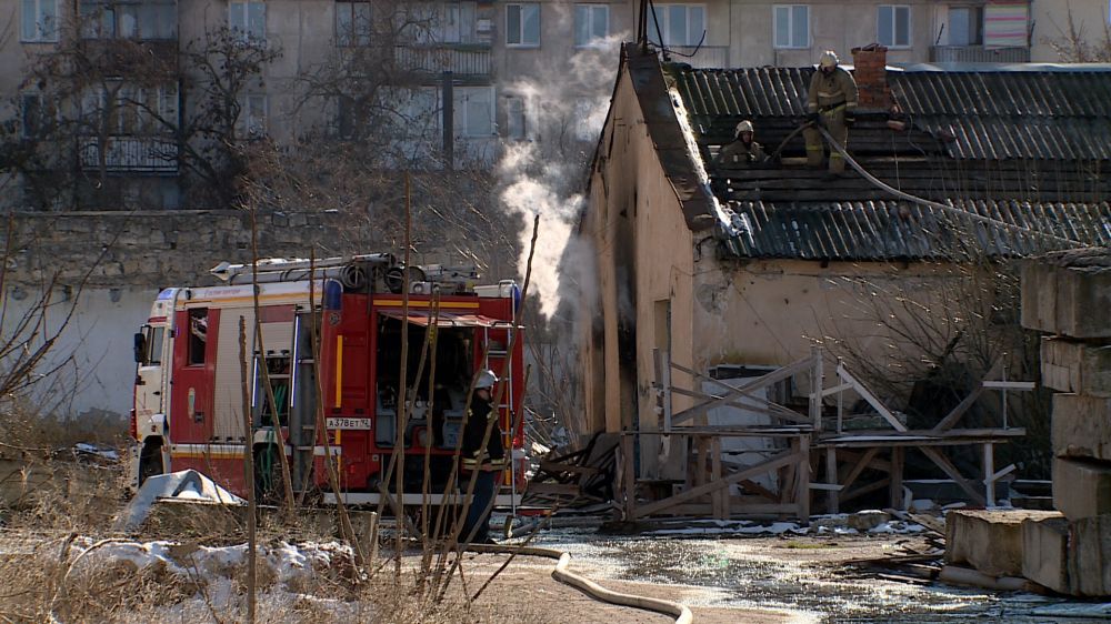 В Севастополе горело заброшенное здание бывшего хлебозавода