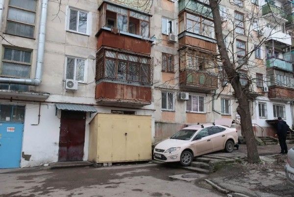 В Крыму водитель припарковался на лестнице