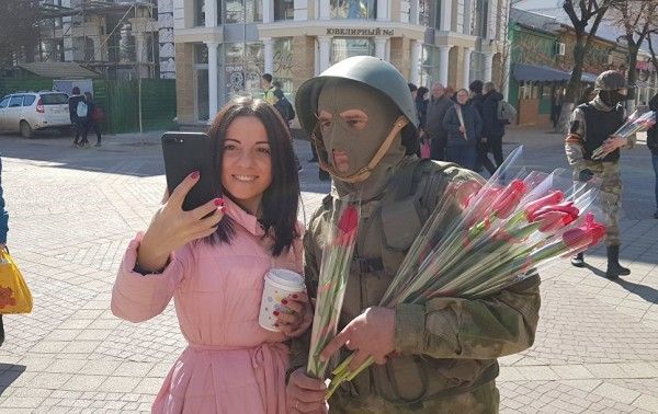 «Вежливые люди» в Крыму раздавали женщинам цветы