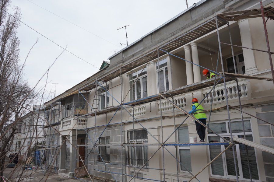 Владимир Базаров проверил ход капитального ремонта на улице Папанина,34