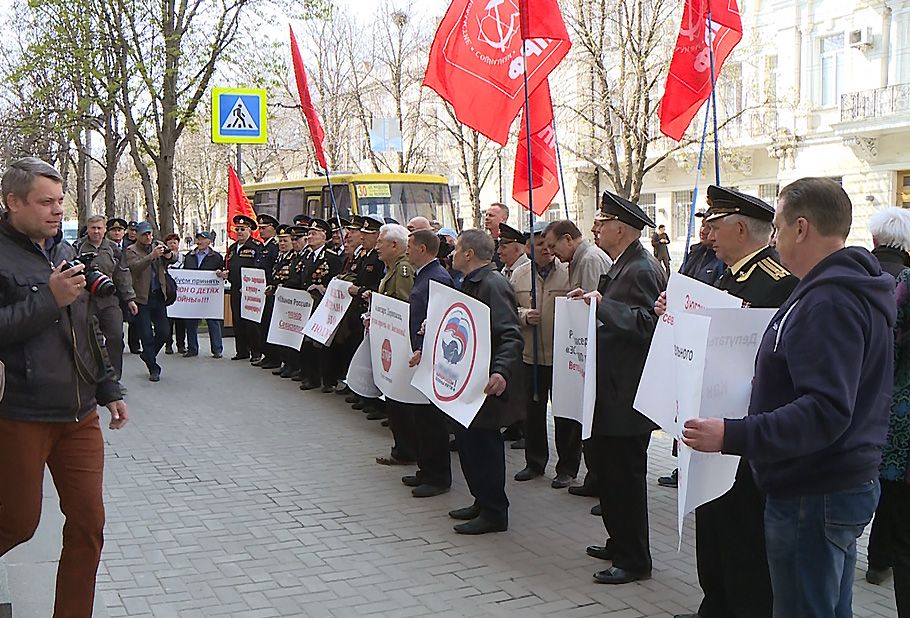 Севастопольские ветераны вышли в пикет к Заксобранию
