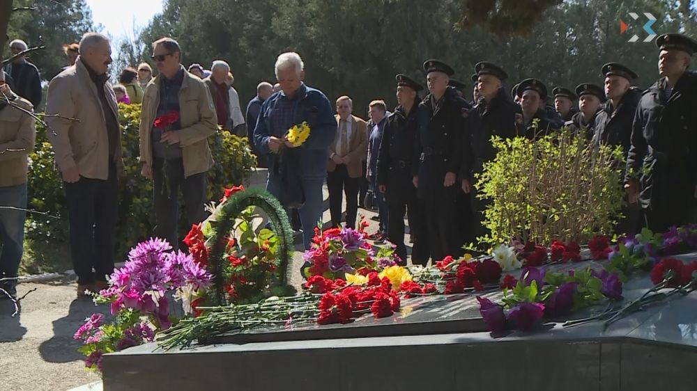 Севастопольцы почтили память погибших подводников АПЛ «Комсомолец»