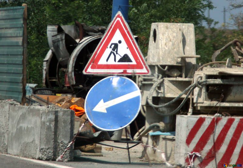 В Севастополе рабочие разворотили дорогу и исчезли