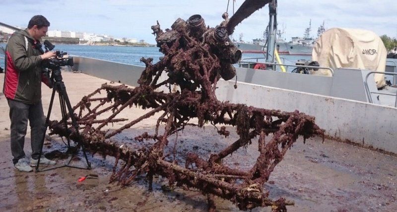 В Севастополе со дна моря подняли военный самолет