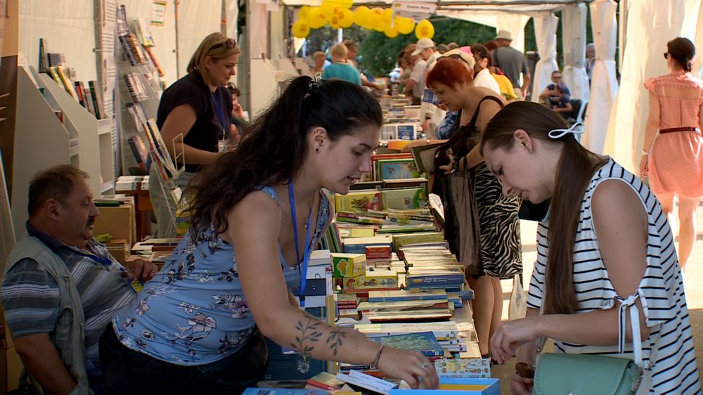 Первый книжный фестиваль открылся у библиотеки Толстого – Независимое телевидение Севастополя