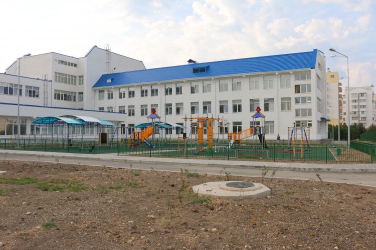 К поставщику мебели в школу бухты Казачьей будут применены штрафные санкции