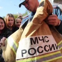 Девушки знакомятся с профессией спасателя