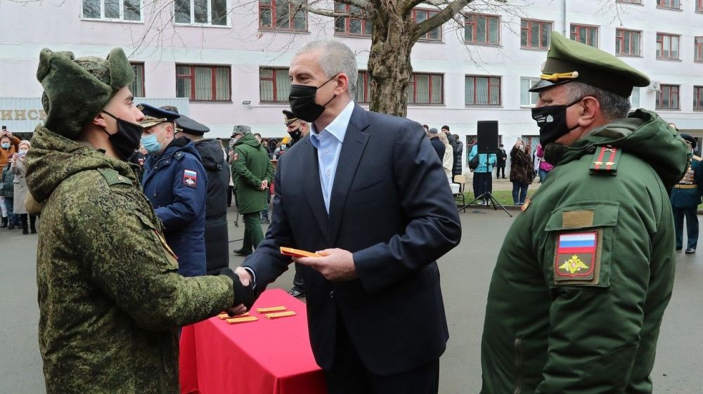 Глава Крыма вручил погоны выпускникам военно-медицинской кафедры КФУ