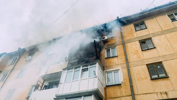 Спасатели МЧС ликвидировали пожар в многоквартирном доме