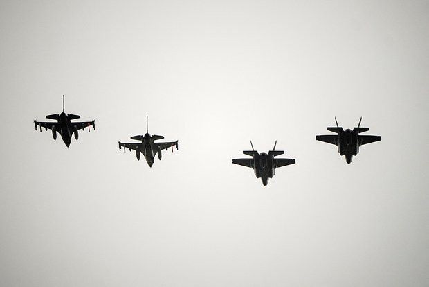 ���������� ������ ������ �������� �� F-16 � �������