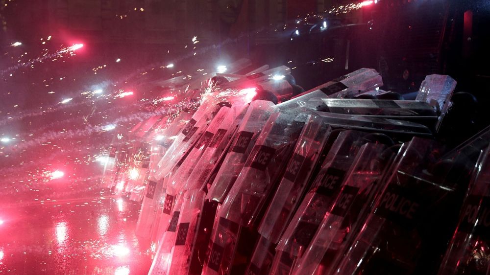 В Грузии снова в ход пошли водометы, митингующие лезут в драку с полицейскими: Что происходит на протестах в Тбилиси