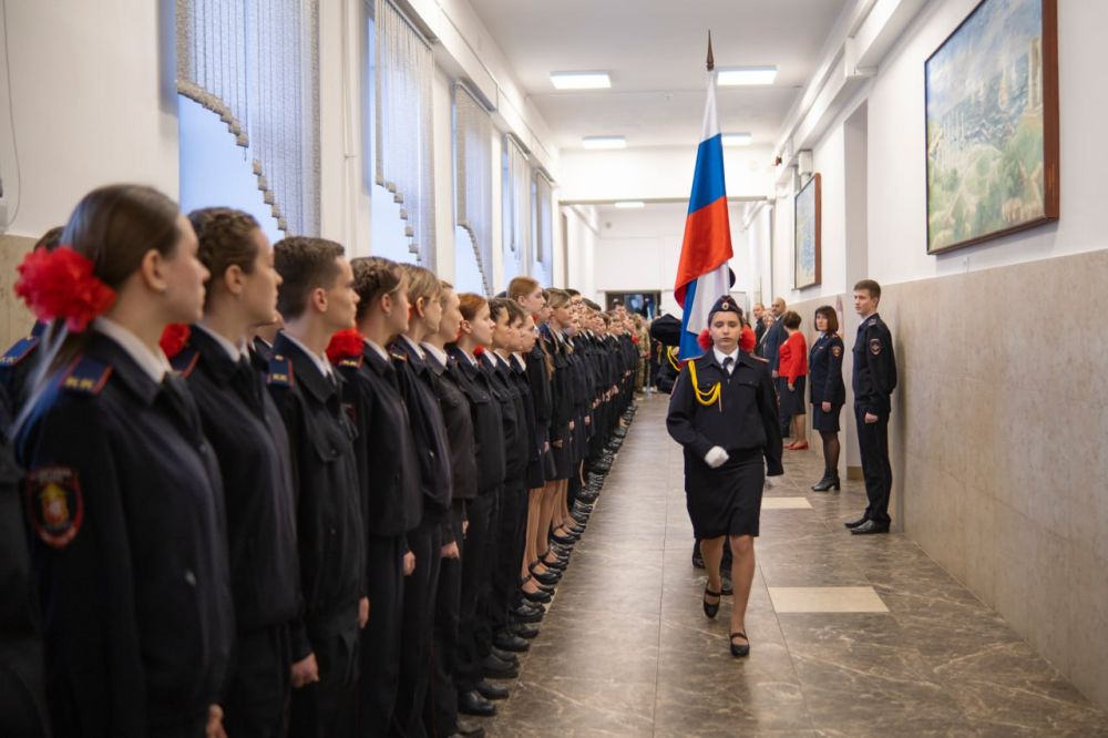 Сегодня в средней общеобразовательной школе № 6 прошла торжественная линейка, посвященная открытию парты выпускника, участника СВО Александра Бойцова и объявленному Президентом России году Защитника Отечества