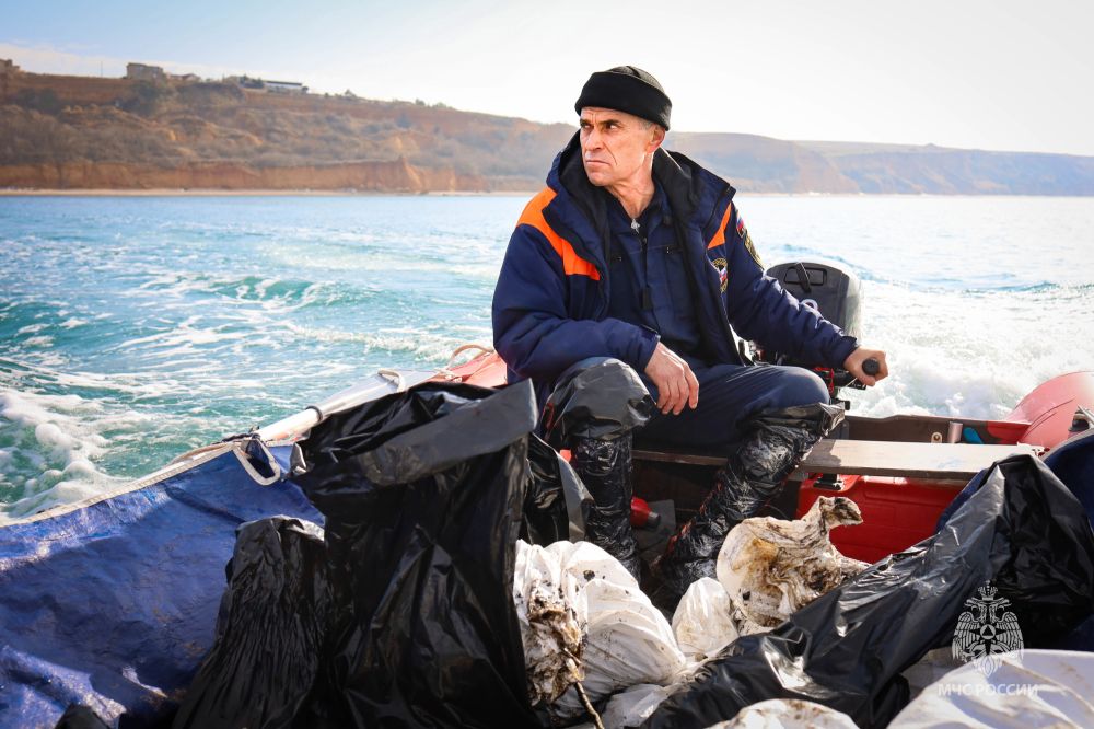 Загрязнённый грунт с севастопольского побережья морем вывозит МЧС России