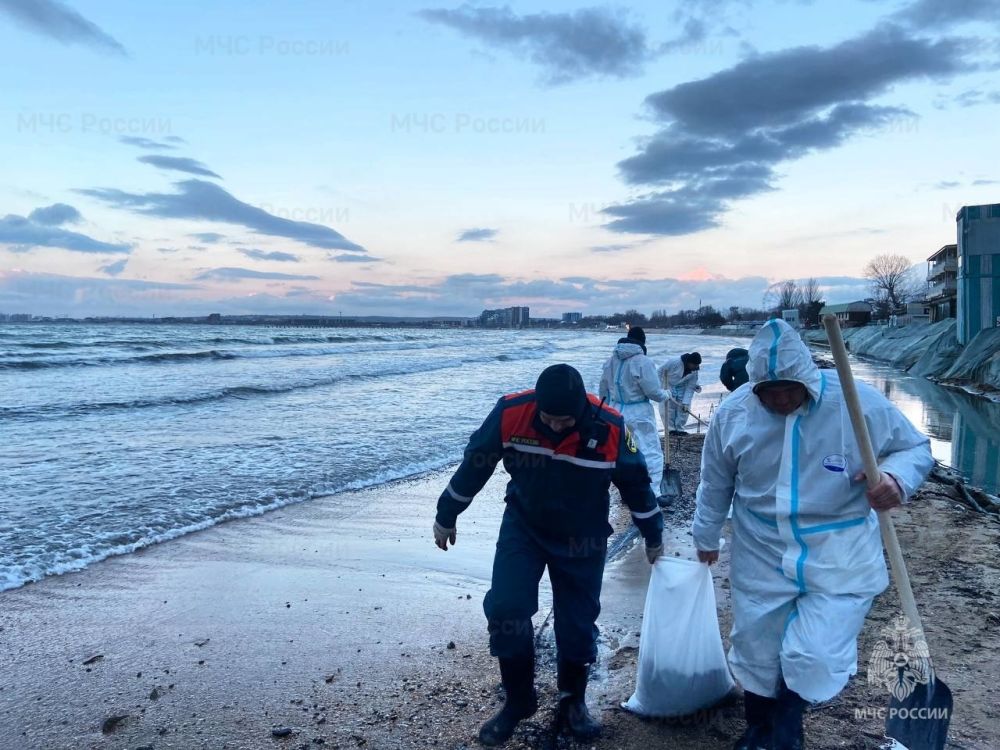 МЧС России продолжает работы по ликвидации поcледствий разлива нефтепродуктов при крушении танкеров в Керченском проливе