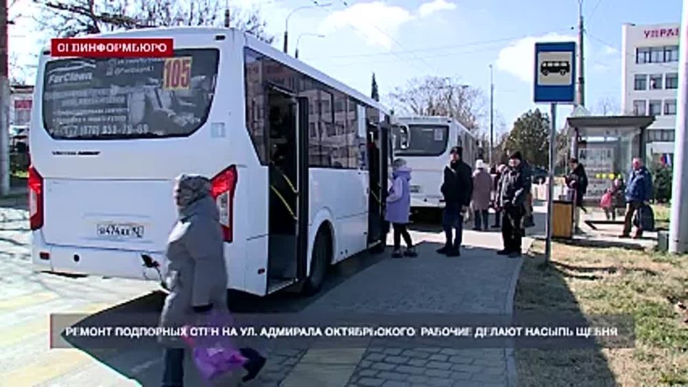 Рабочие приступили к формированию насыпи щебня на улице Адмирала Октябрьского