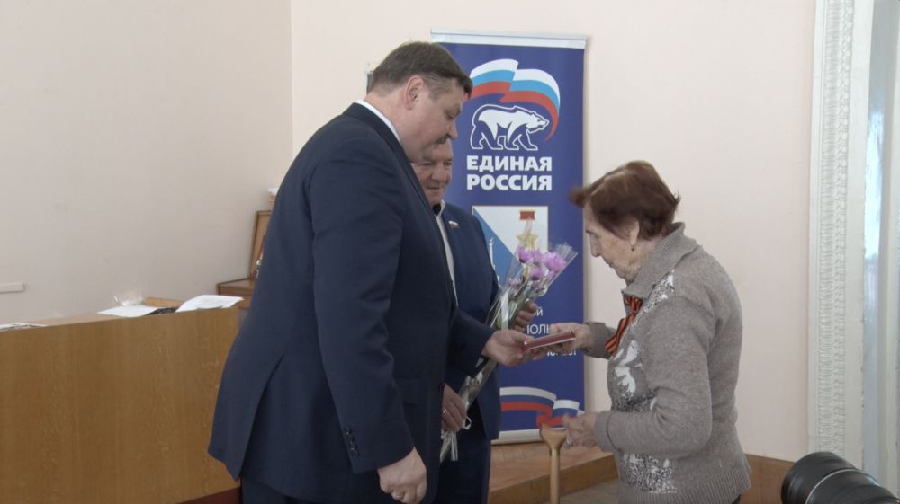 Ветеранам вручили медали к 80-летию Великой Победы