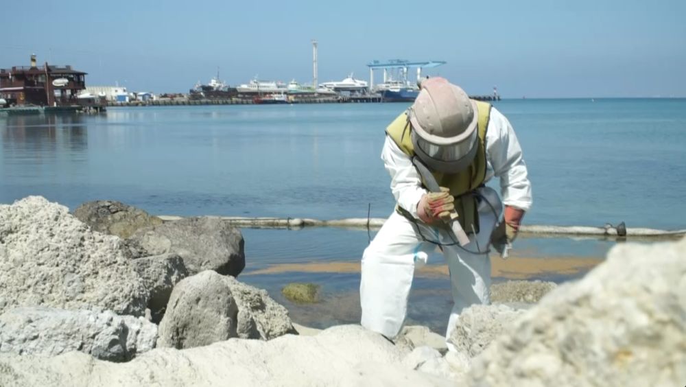 Спасатели очищают берег на Центральном пляже Анапы