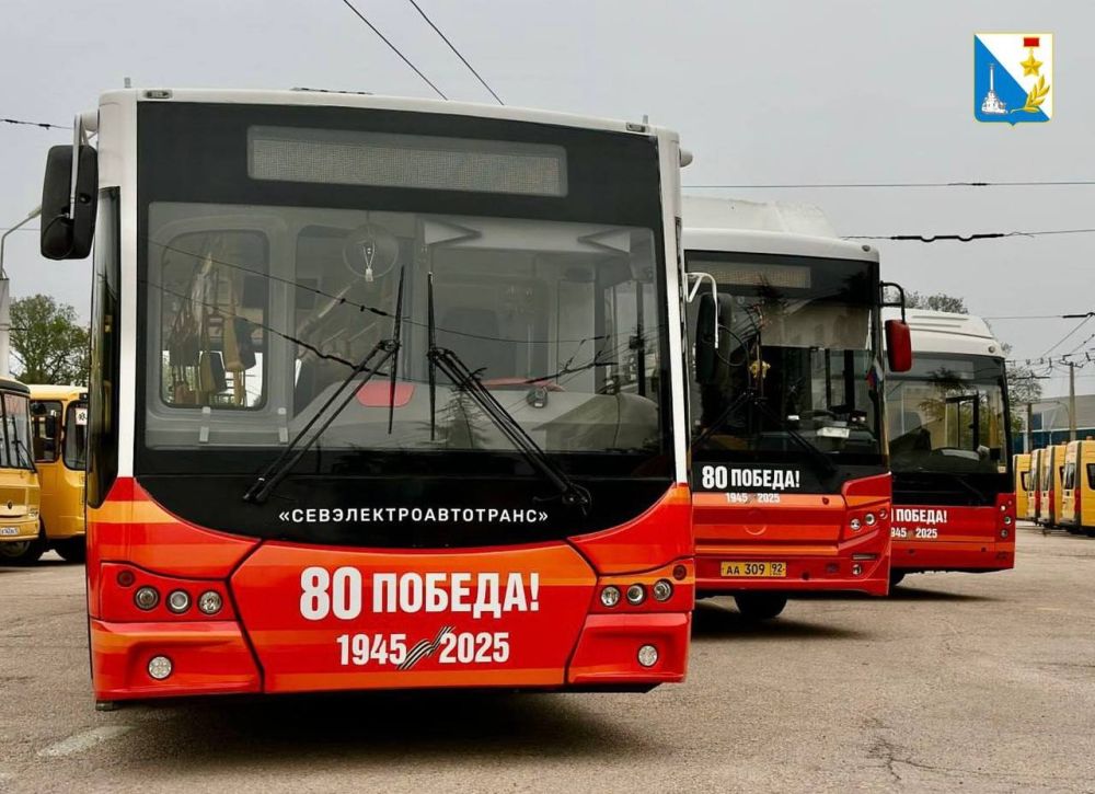 В Севастополе на маршруты вышли празднично оформленные троллейбусы
