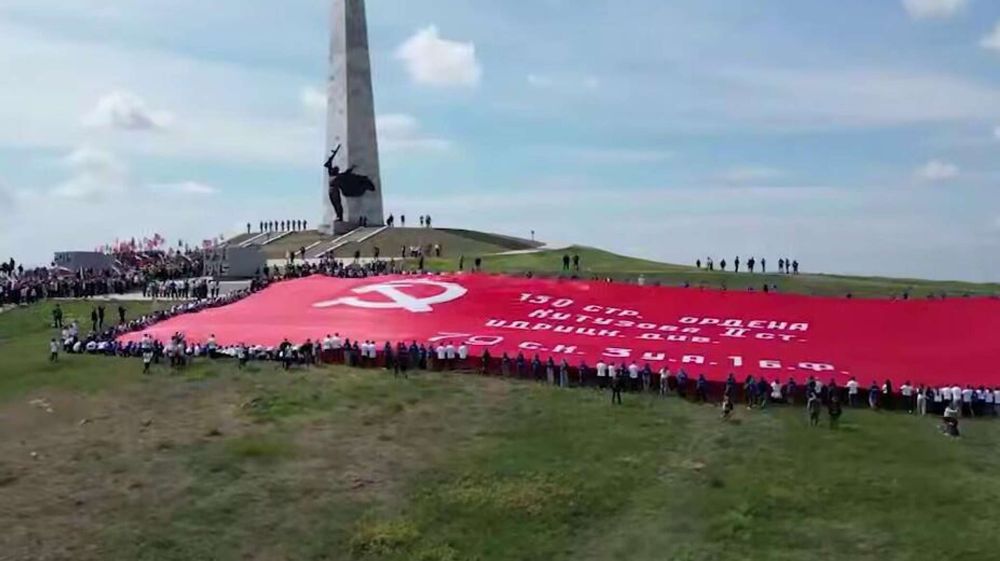 Самое большое Знамя Победы развернули на Саур-Могиле в ДНР