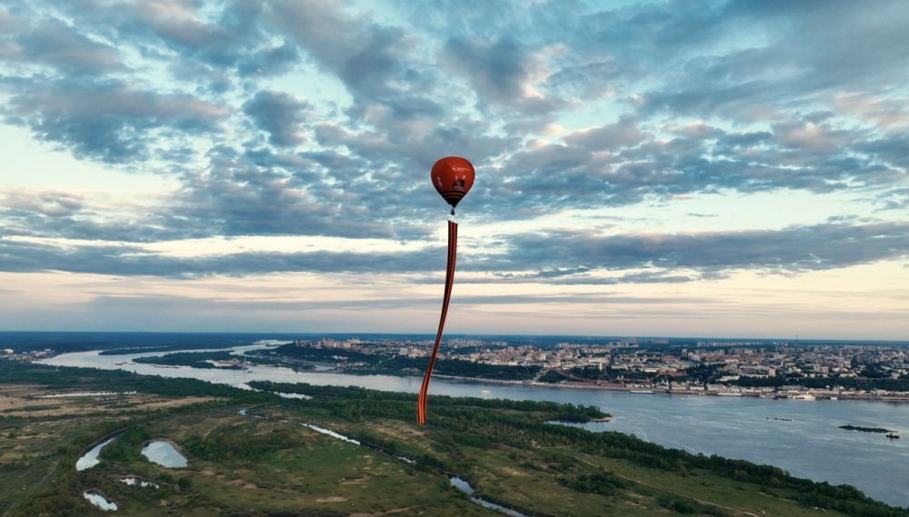 80-метровую Георгиевскую ленту подняли в небо над Нижним Новгородом