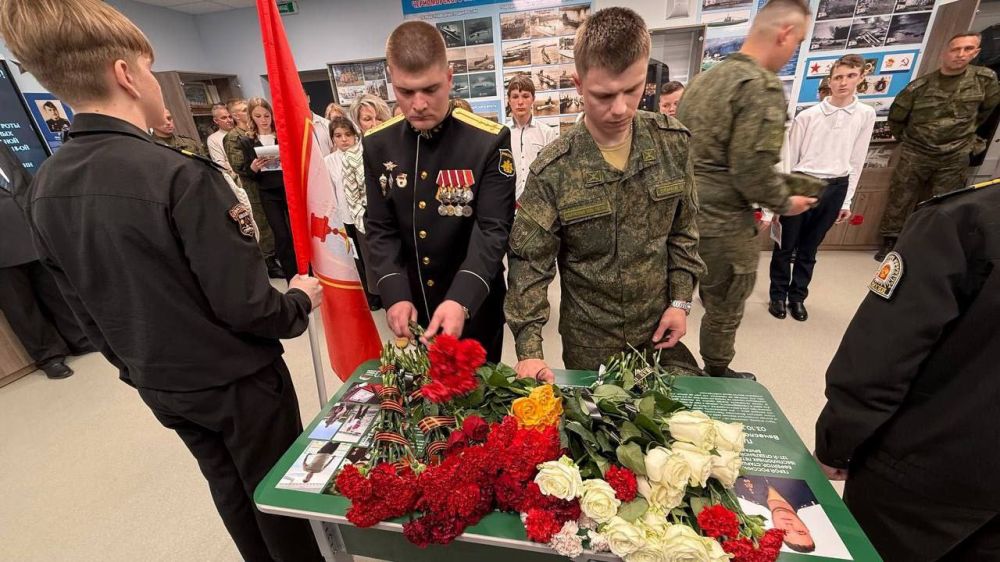 В севастопольской школе № 4 сегодня открыли Парту Героя в честь ефрейтора, старшего оператора роты (беспилотных летательных аппаратов) 127-ой отдельной разведывательной бригады 18-ой армии, Героя Российской Федерации...