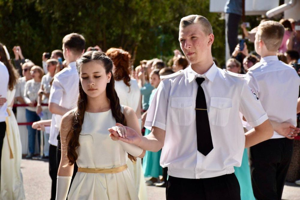 Сияет бал, грохочет бал. Летают в косах ленты