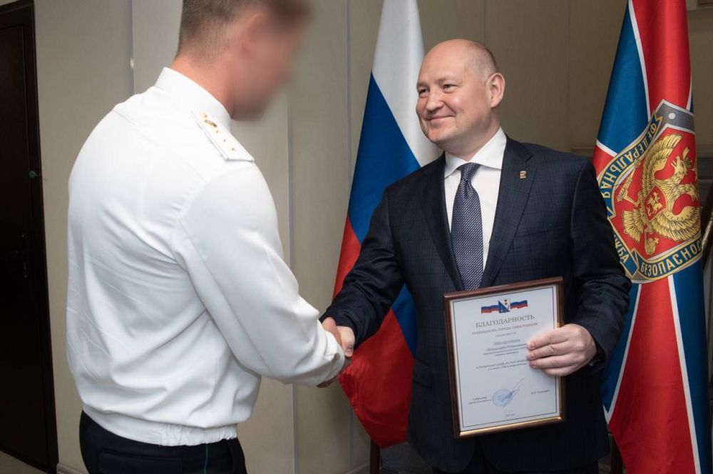 Фото дня: Михаил Развожаев поздравил севастопольских пограничников с профессиональным праздником