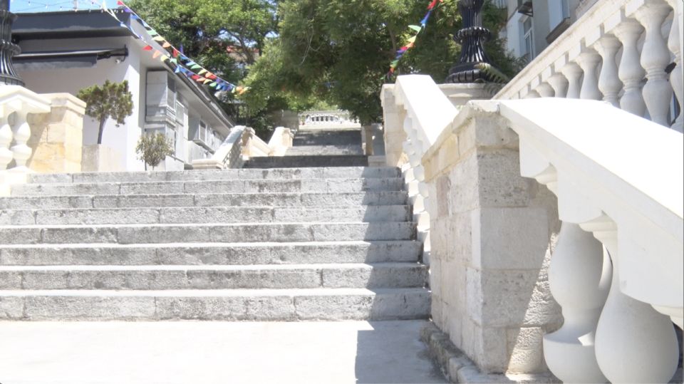 Таврическую лестницу в Севастополе очистили, побелили и покрасили