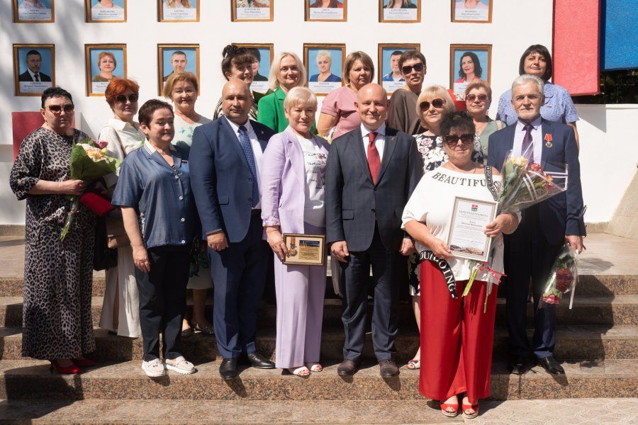 Михаил Развожаев открыл обновленную Доску почета в Балаклаве и вручил награды сотрудникам городской больницы № 9