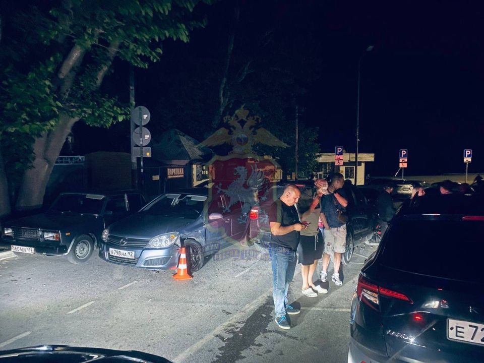 На набережной севастопольского пляжа Учкуевка Porsche разбил пять припаркованных автомобилей