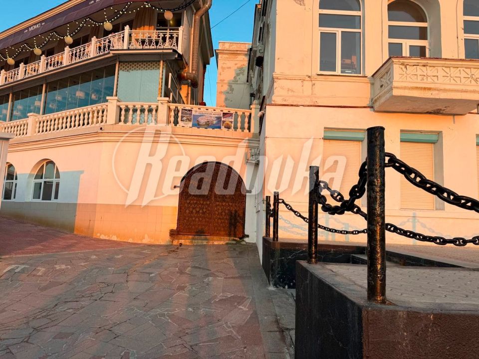 С севастопольской набережной, откуда несколько раз исчезал портрет Кадырова, теперь исчезли все изображения российских и советских военных