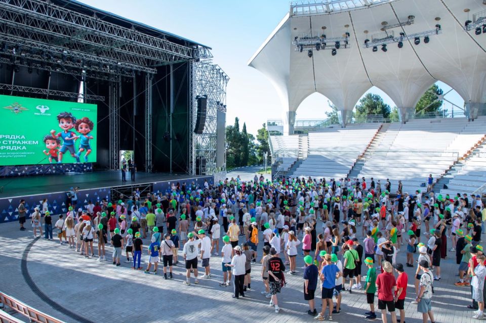Полицейские Севастополя провели зарядку в «Артеке»