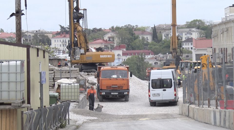 Движение по улице Октябрьского запустят в конце года