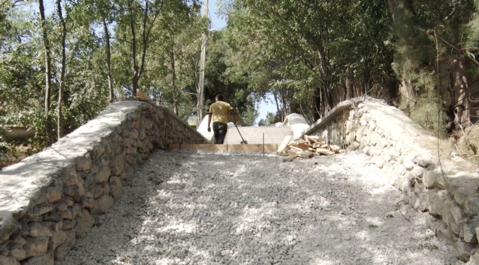 У школы № 40 ремонтируют пешеходную сеть